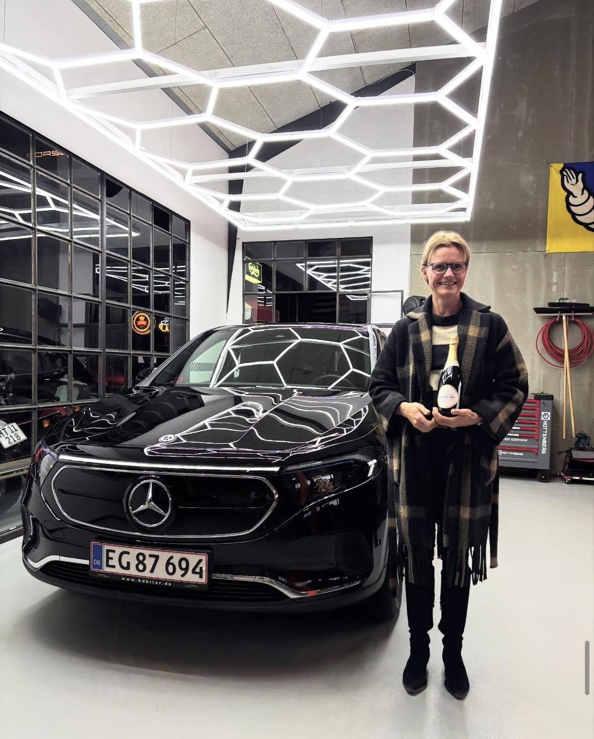 Kvinde med ny sort Mercedes i bilforretning