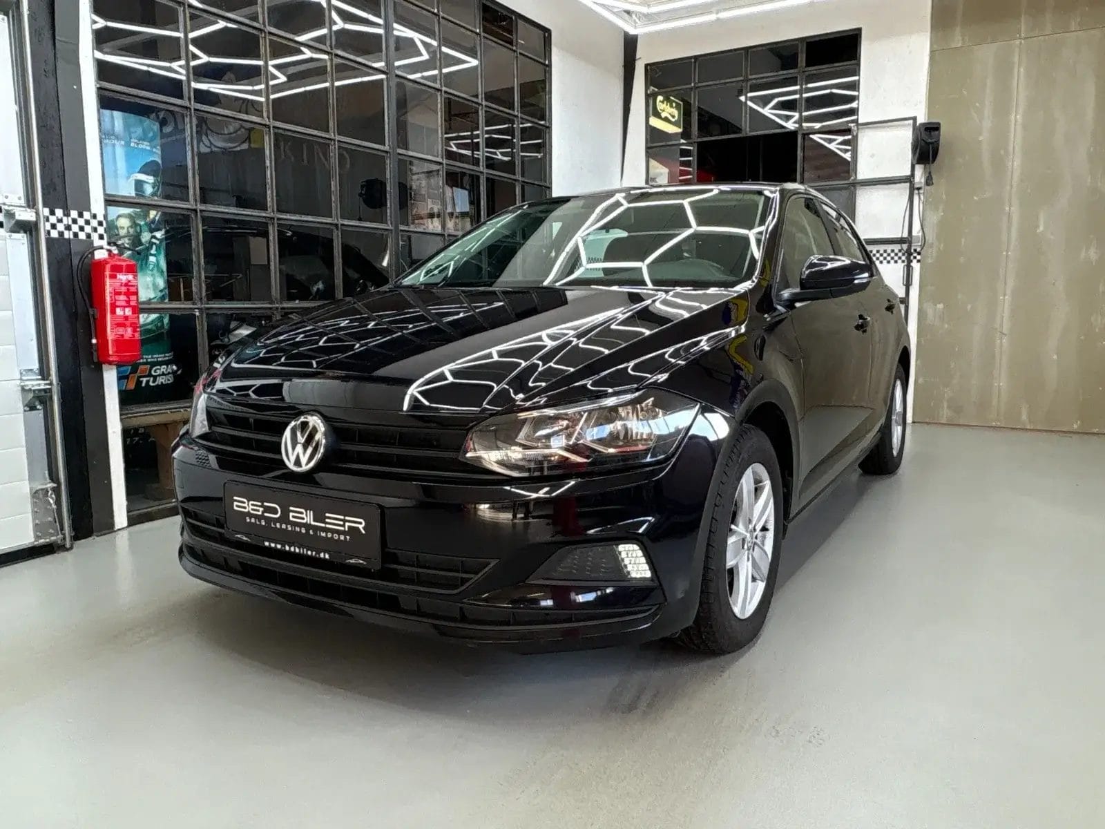 Sort Volkswagen bil i udstillingslokale